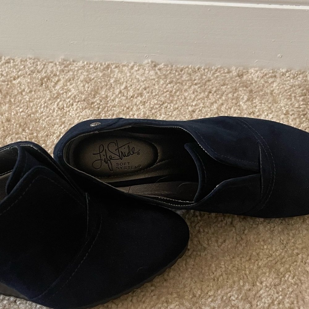Life Stride Women's Suede Navy Shoes - Picture 6 of 7